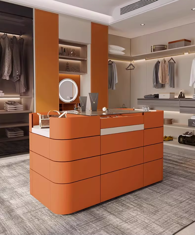 Leichter Luxus-Kleiderschrank aus Sattelleder mit Schmuckvitrine – SPS MÖBEL